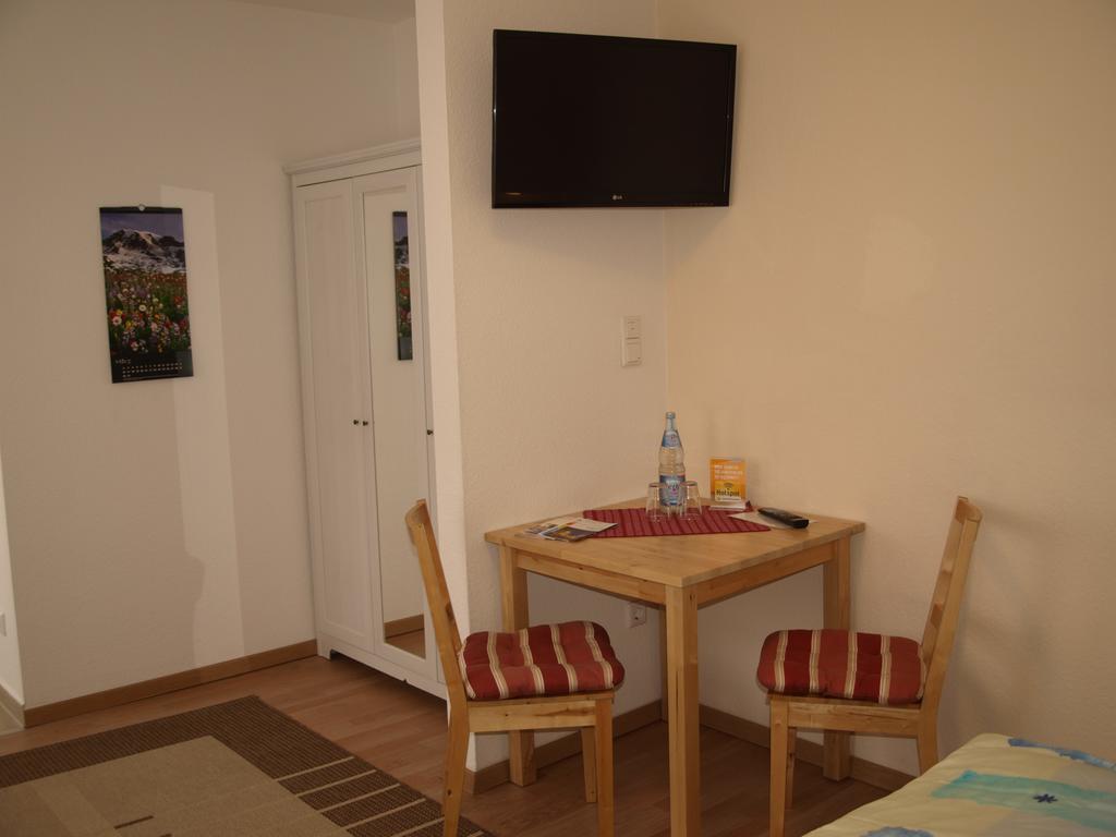 Gaestehaus In Der Gotthardtstrasse Ерфурт Стая снимка